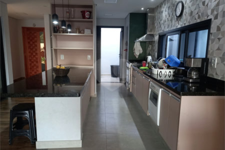Sobrado à venda com 5 quartos, sendo 3 suítes, em Residencial Jatobás, Louveira, SP