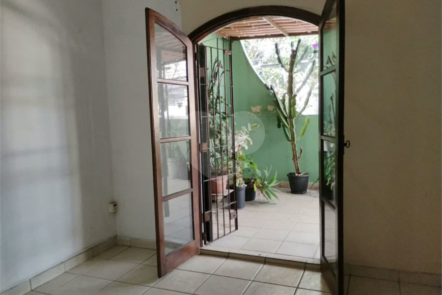 Vende-se sobrado de 3 andares na Vila Santa Catarina