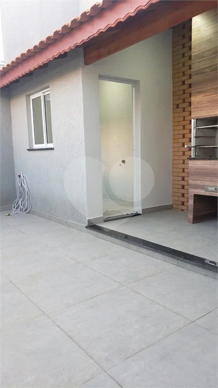 Sobrado novo com 3 suítes, 4 vagas, espaço gourmet com churrasqueira, jardim de inverno e acabamento premium. Conforto, modernidade e sofisticação.