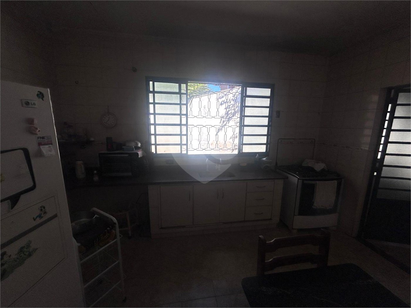 Casa espaçosa e confortável em um bairro tranquilo a venda.