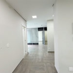 Sala para locação Domo Business 101 m - 2 vagas - Sala com divisórias, ar condicionado e banheiro.