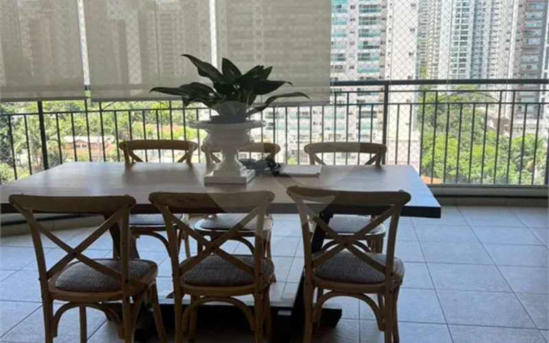Apartamento em condomínio clube no Campo Belo