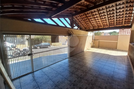 Casa térrea com 3 dormitórios, sendo 1 suíte.
