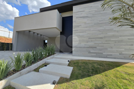 Maravilhosa Casa térrea em condomínio fechado no Portal Lamis, com 3 suítes, piscina privativa e persianas elétricas em excelente condomínio com salão de festas, piscina, quadras de tênis, beach tênis e campo de futebol. Vista cinematográfica da Pedra Grande.