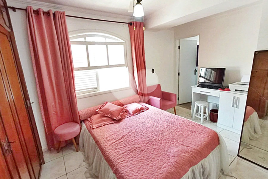 Casa Santa Teresinha | 4 Suítes | 280m² | 3 Vagas | Excelente Localização