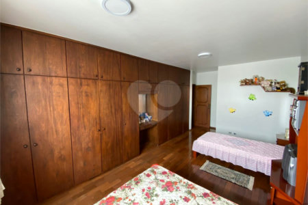 Casa Térrea com 3 suítes, sendo 1 suíte master.