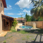 Casa térrea com piscina no Residencial Samambaia.
