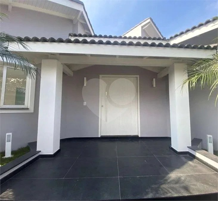 Casa à venda no bairro Dos Casa, em São Bernardo do Campo, com 280 m², 4 dormitórios, 3 suítes, 4 vagas, hidromassagem e fácil acesso às principais rodovias.