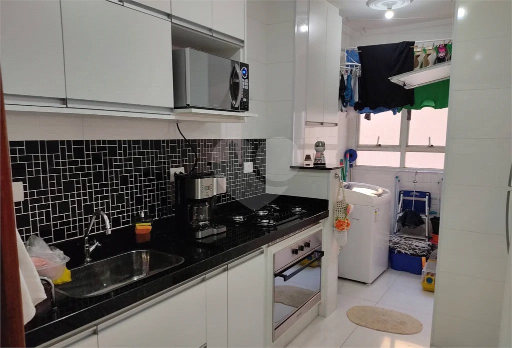 Apartamento térreo , três quartos sendo uma suíte.