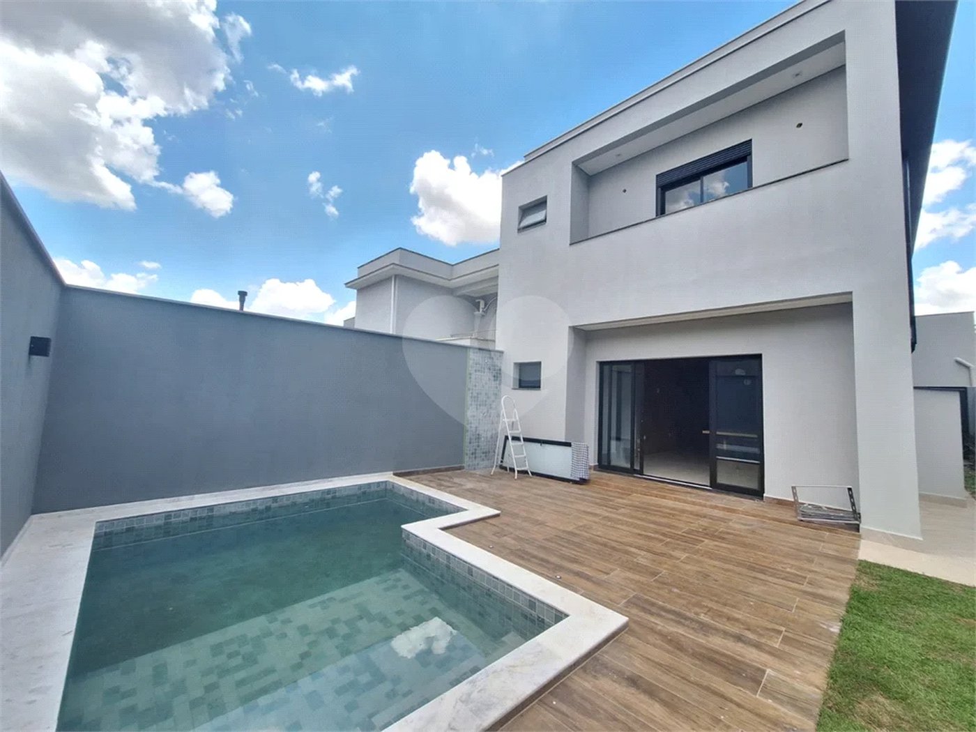 Casa NOVA com 03 suítes , piscina e condomínio com lazer completo!
