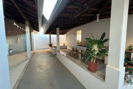Ampla casa no condomÍnio Parque Fehr, contendo:
