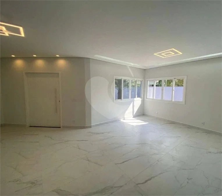 Casa à venda no bairro Dos Casa, em São Bernardo do Campo, com 280 m², 4 dormitórios, 3 suítes, 4 vagas, hidromassagem e fácil acesso às principais rodovias.