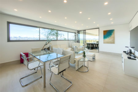 Apartamento de 03 dormitórios sendo 02 suítes com 02 vagas de garagem.