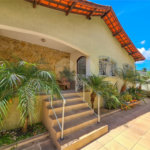 Casa térrea em Atibaia com 3 dormitórios (2 suítes), piscina, espaço gourmet, condomínio fechado