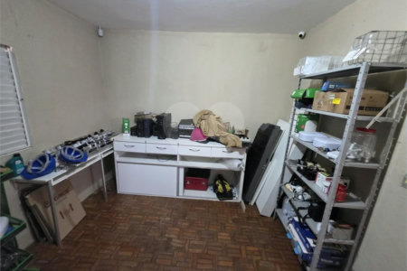 Casa térrea à venda com amplo quintal e grande potencial na Vila Nery