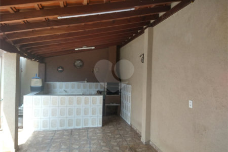 Casa Térrea com 2 dormitórios.