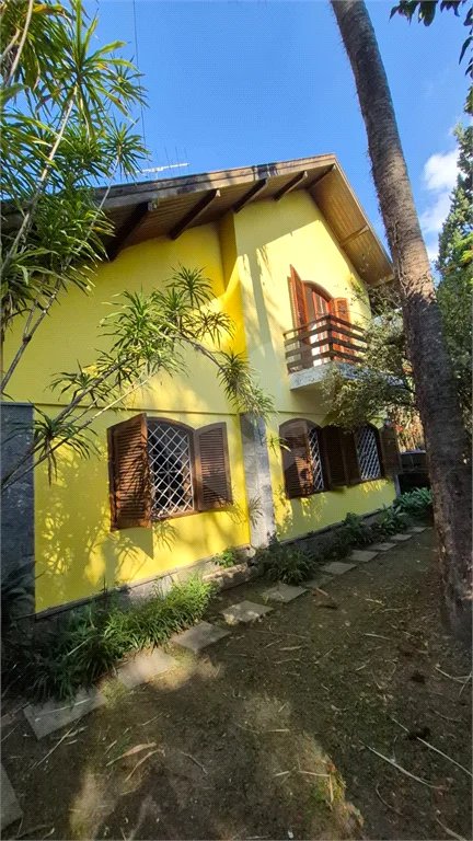 Casa com Piscina, Sauna e Edícula em Rua Arborizada no Tremembé