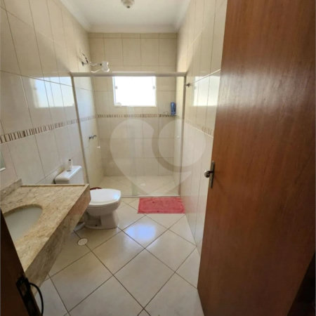 CASA EM CONDOMÍNIO FECHADO COM 220M² Área Construída e 1500m² de Area Total com 4 Suítes. Cond Village de Atibaia - Atibaia -Sp
