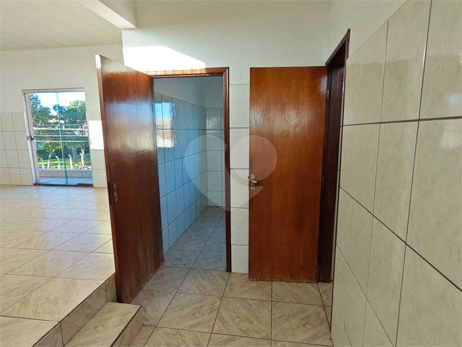 ?Oportunidade Única em São Carlos: Salão Comercial + Casa Independente nos Fundos – Ideal para Investidores!
