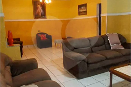 Sobrado espaçoso em São Miguel Paulista com 5 dormitórios e 5 vagas.