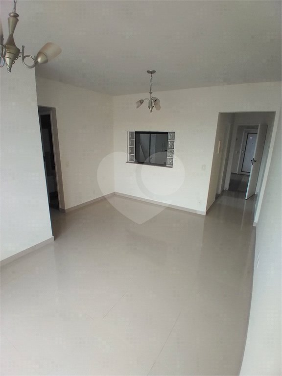 Apartamento com 3 dormitórios sendo 1 suíte.