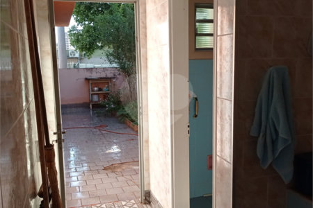 Linda casa no centro com 3 quartos.