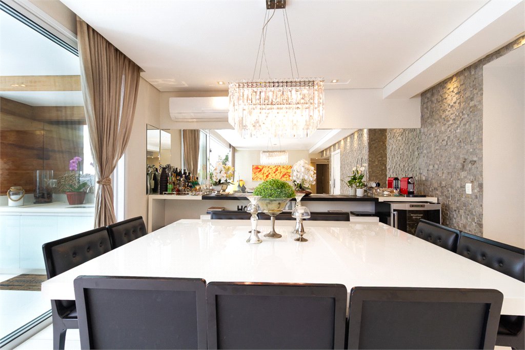 Apartamento de Alto Padrão no Campo Belo para venda com porteira fechada, com 4 dormitórios suítes e 4 vagas com lazer de club.