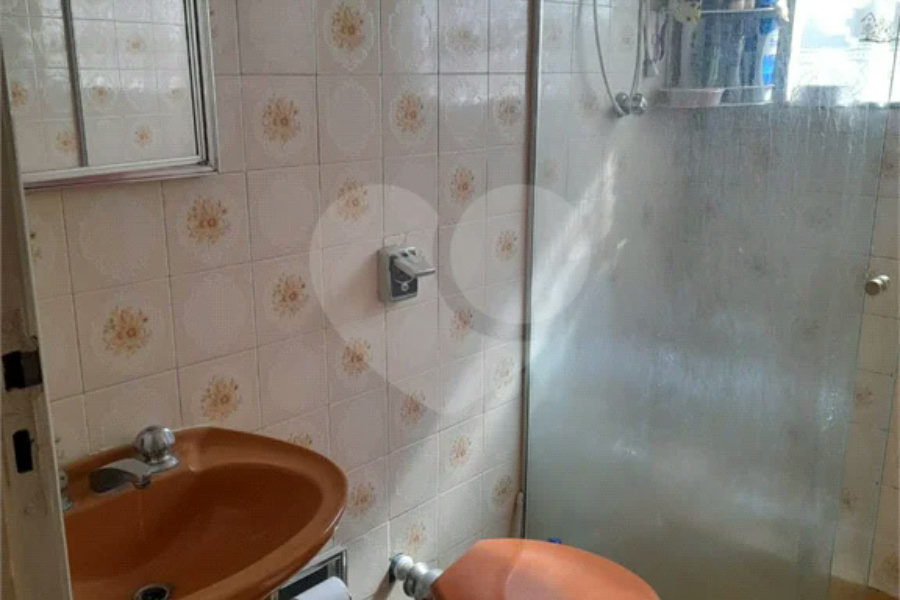 Ótimo sobrado com 3 quartos, sendo uma suíte, 2 vagas.