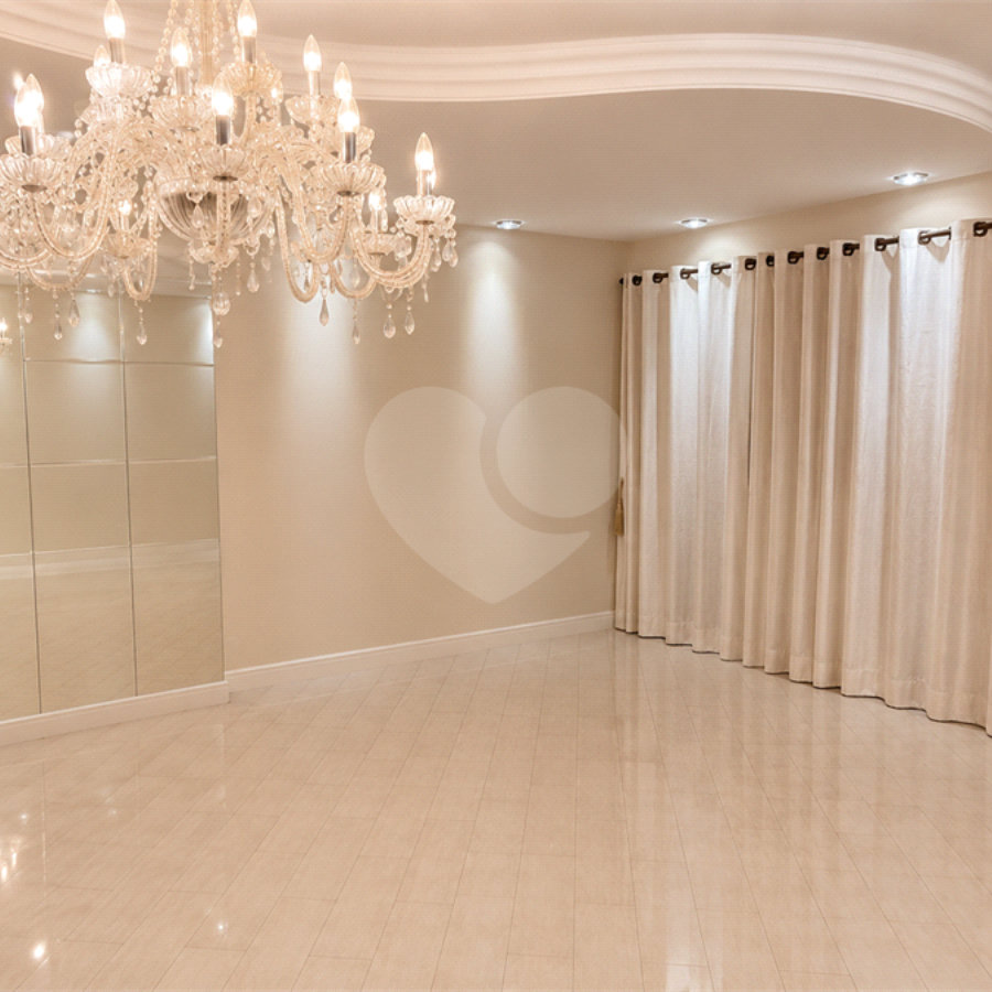 Triplex à venda no Santa Maria, Santo André, com 187m², 3 suítes, closet, cozinha planejada e cobertura com churrasqueira, áreas coberta e descoberta e lavabo.