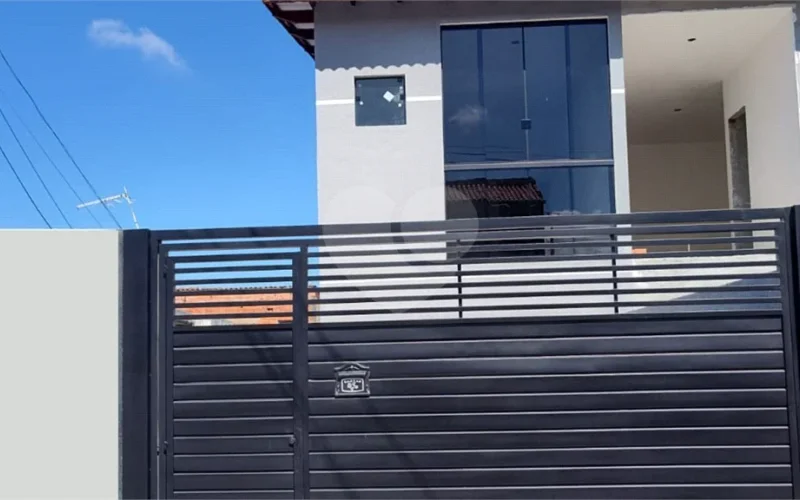 Sobrado Novíssimo à Venda – 3 Dormitórios, Suíte, Quintal e 6 Vagas – 132m² de Terreno