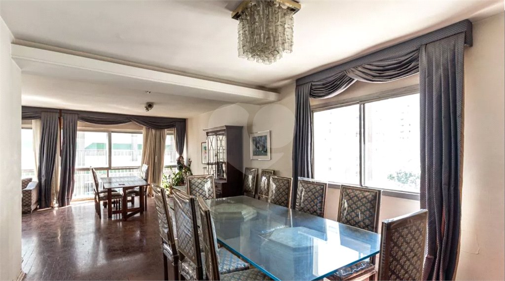 Este elegante apartamento em Higienópolis oferece 224m² de área muito bem distribuída, perfeito para quem valoriza conforto