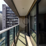 Itaim ! Studio ,muito bem localizado ! vaga de garagem !