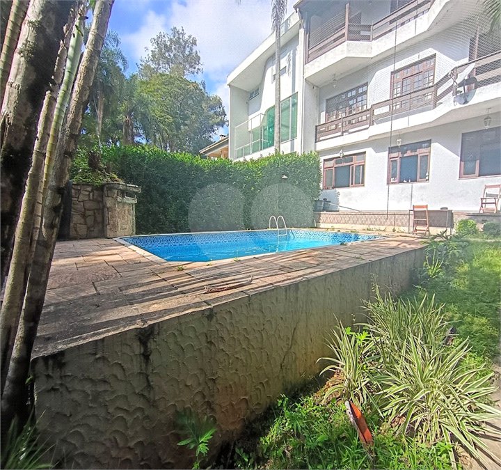 SOBRADO DE 426,0 M² COM 04 SUITES, SALÃO DE FESTAS, 06 VAGAS,06 BANHEIROS E PISCINA PARA LOCAÇÃO OU VENDA NO BARRO BRANCO