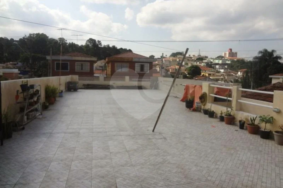 Casa térrea à venda na Vila Mazzei, em rua tranquila