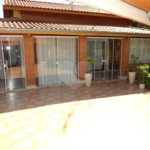 Indaiatuba- Jardins dos Laranjais - Chácara dentro do Vale das Laranjeiras, segundo portão: Jardim dos Laranjais. 3 quartos, 1 banheiro social, 1 sala espaçosa de TV, 1 sala de jantar, cozinha, 1 varanda fechada com portas Blindex. Quiosque, piscina, capela com bancos e altar,