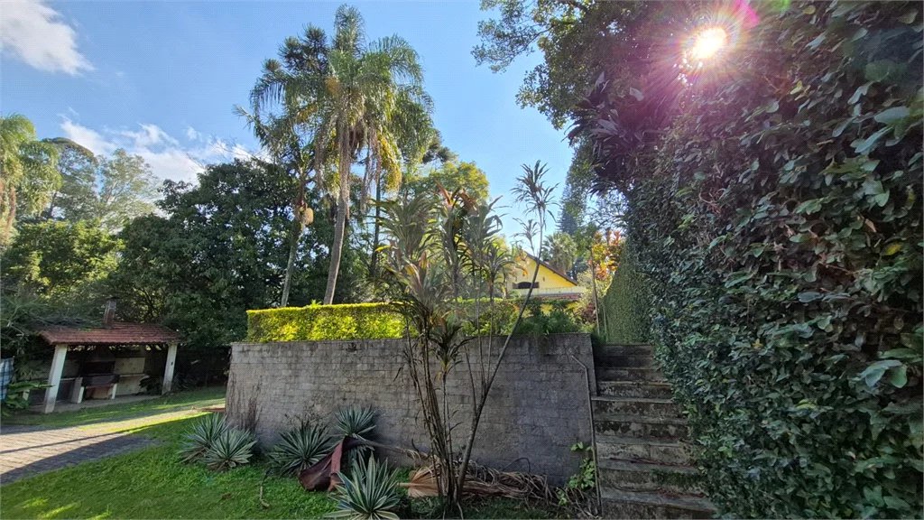 Casa com Piscina, Sauna e Edícula em Rua Arborizada no Tremembé