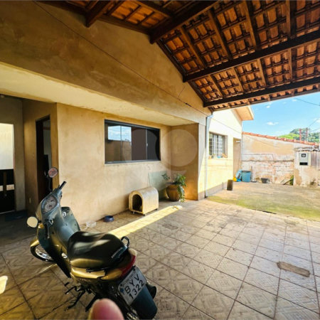Casa á venda, com 03 Dormitórios, em São Carlos.