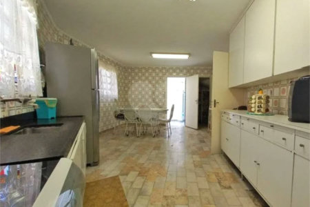 Sobrado à venda 241m² na Vila Mariana 04 dormitórios, 01 suíte e 03 vagas.