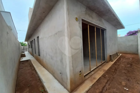Casa Térrea no Condomínio Village Damha III.