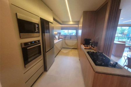 Apartamento na Mooca Vende de 4 dormitórios e 2 suítes ou com 3 suítes e sala ampliada, com área útil de 157,70 m², duas vagas de garagem.Condomínio Com lazer completo.Aceita e estuda Permuta.