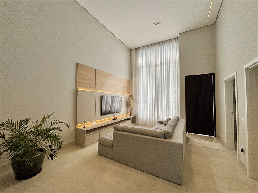 Indaiatuba - Sp - Condominio Maria Candida - R$ 2.250.000,00 - 3 suítes, sendo 1 master com closet e banheiro com duas cubas e dois chuveiros - Escritório - Piscina em Alvenaria aquecida e Hidro com Iluminação - Ar Condicionado instalado em todos os quartos, escritorio, sala e area gourmet