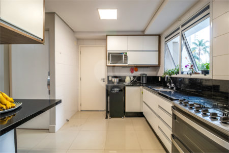 Apartamento Campo Belo à Venda 274 m² 4 Suítes 4 Vagas com Clima de Casa e Vista Verde