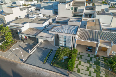 Indaiatuba - SP - Condominio Dona Lucilla - Valor R$2.295.000,00 - 3 suítes + escritório + lavabo - Terreno: 300m2 - Construção: 188m2 - Diferenciais - Móveis planejados no escritório, sala de TV, lavabo, cozinha, área gourmet, lavanderia, banheiros e closet - Ar condicionado em todos os ambie