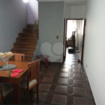 Ótimo sobrado, com amplo espaço interno (127m2), possuindo 03 dormitórios (01 suíte),