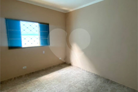 Casa Térrea com 3 dormitórios, sendo 2 suítes.