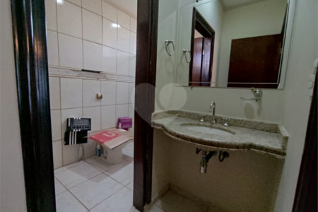 Sobrado espaçoso com 3 quartos,no Parque Fehr á Venda!