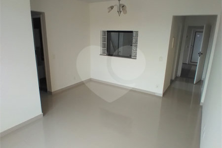 Apartamento com 3 dormitórios sendo 1 suíte.