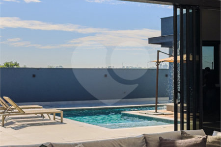 Indaiatuba - Quintas da Terracota - 1252 m² de terreno - casa térrea com 514 m² de área construída -3 vagas de garagem cobertas e 3 descobertas Lavabo - Sala de estar e jantar amplas e integradas - Escritório privativo - Cozinha toda equipada com geladeira, forno, micro-ondas, lava-louças,