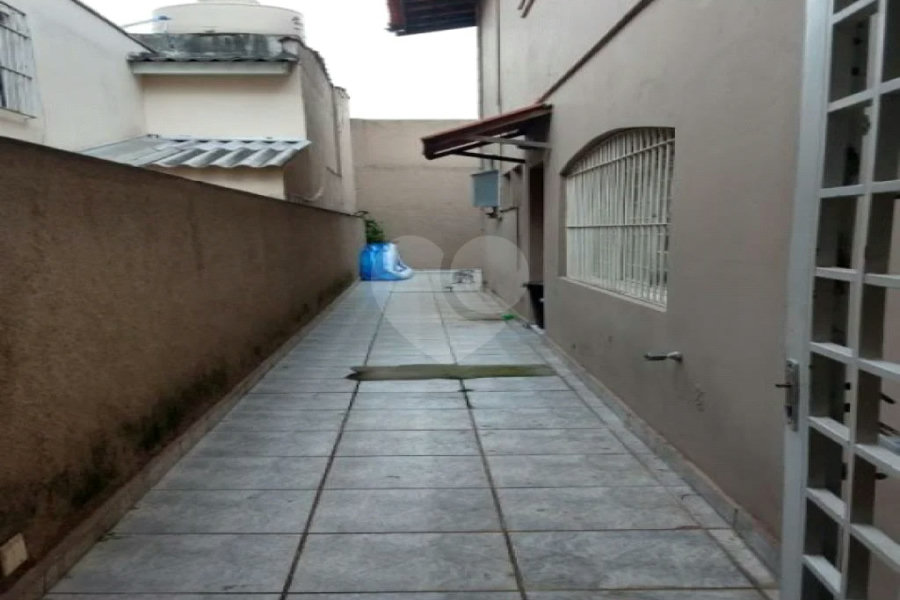Lindo Sobrado em rua tranquila.