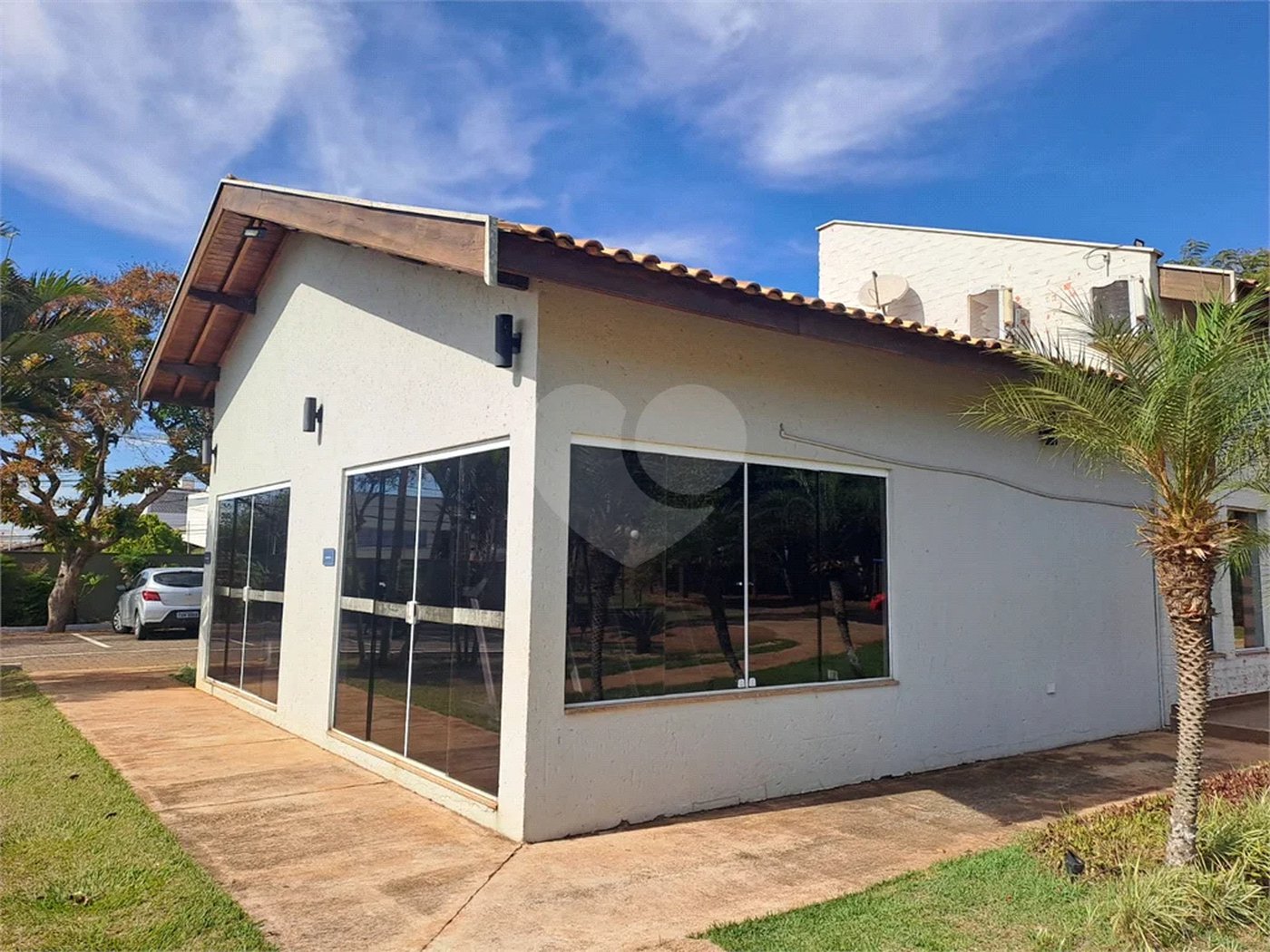 Linda Casa 3 dormitórios com piscina - R$ 950.000,00
